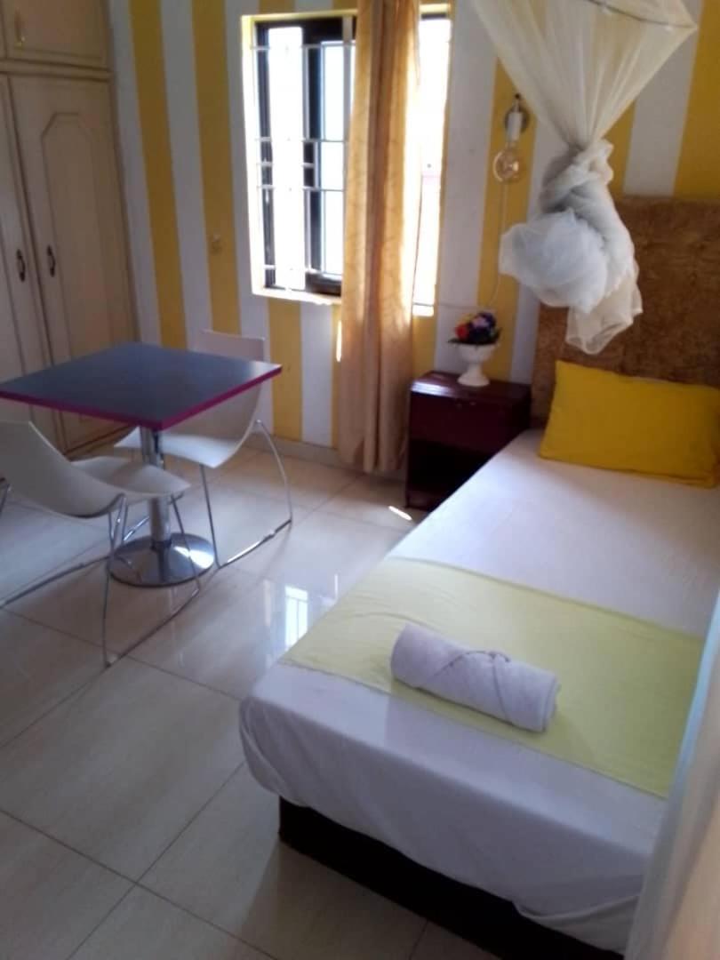 Zunox Guest House Freetown Eksteriør billede