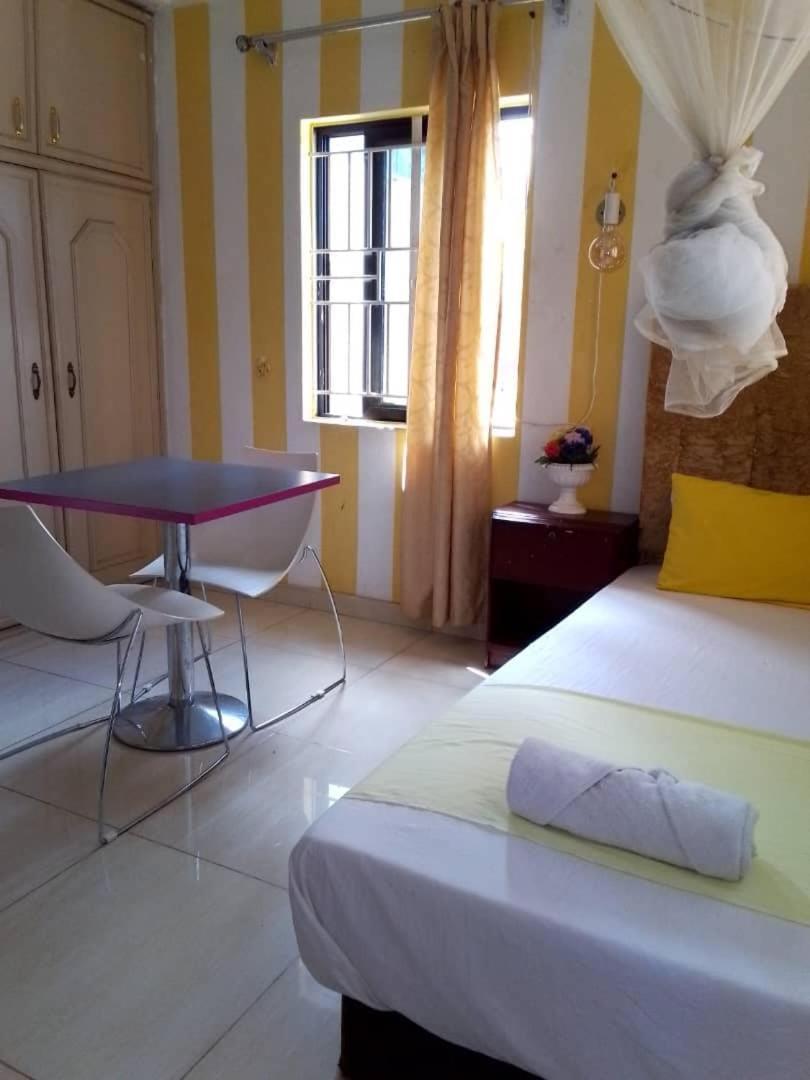 Zunox Guest House Freetown Eksteriør billede